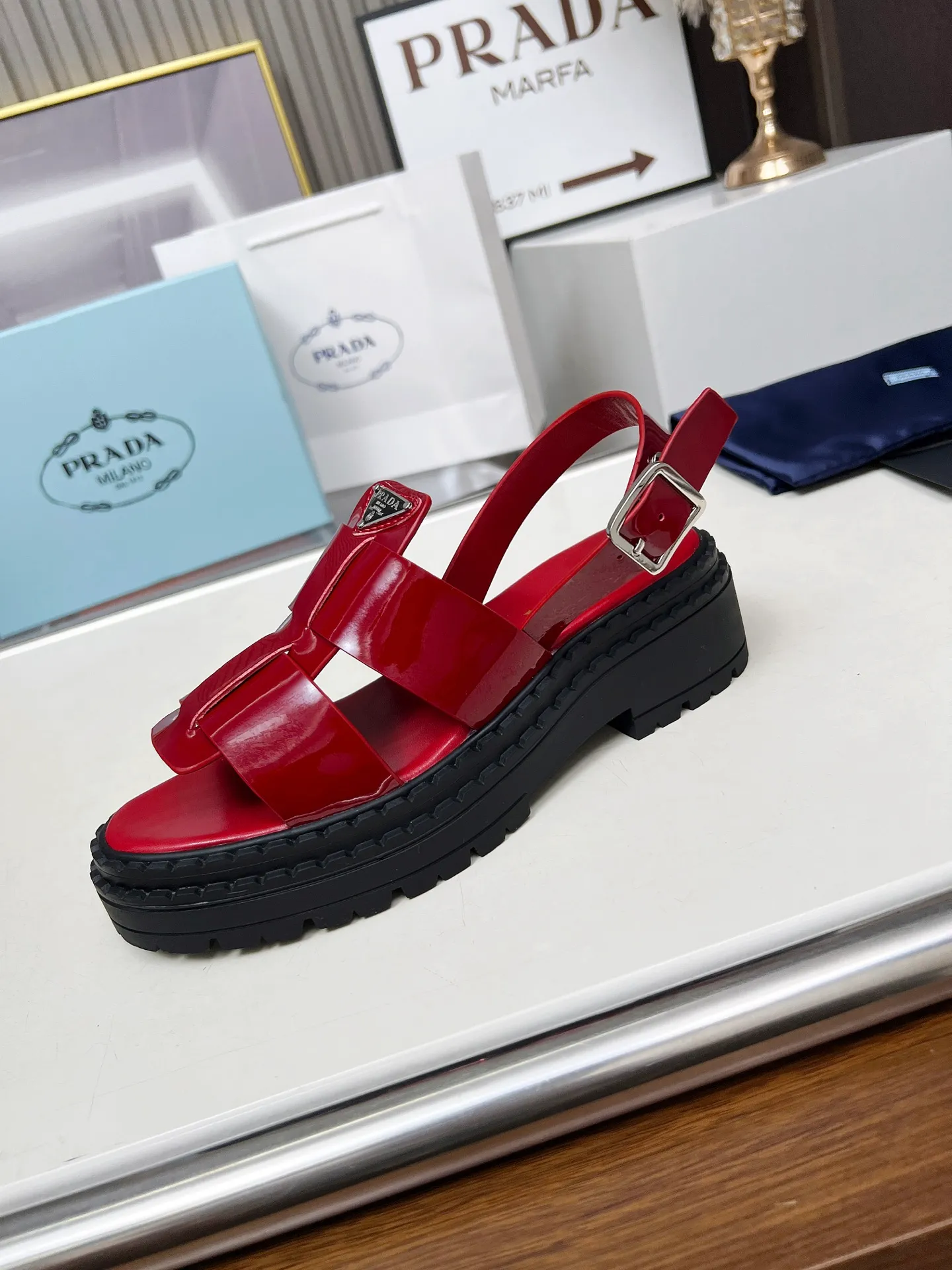 👟👟Ex-factory price 420👟👟 PRADA/Prada 25ss new spring and summer sandals. The simple design is probably the most popular thing about it. It is not the kind that is found on the street. It has its own brand personality. The fabric is made of calfskin and the lining is mixed sheepskin. Heel height: 4.5cm Size: #35-41 (35 41 custom-made is not returnable)